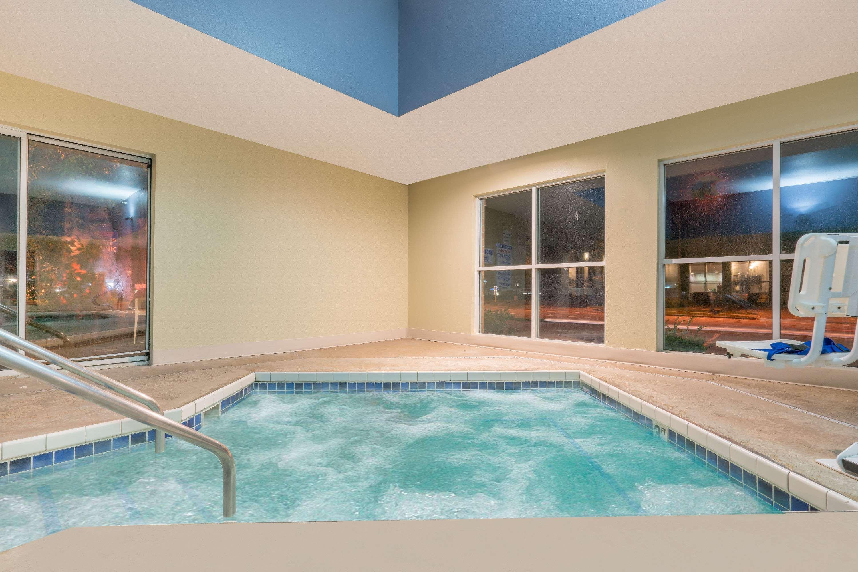 Мотель Super 8 By Wyndham Menomonie Wi Екстер'єр фото